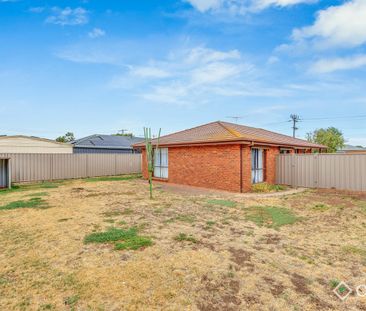 CONVENIENT WERRIBEE LOCATION - Photo 6