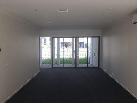 Modern Townhouse in Springvale - Photo 1