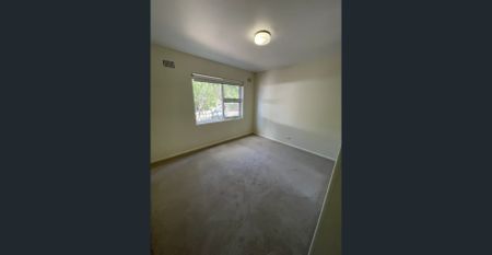 Central Apartment with Sunny Balcony - Photo 2