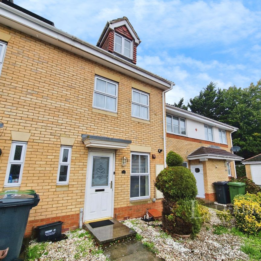 4 bedroom mid-terrace to rent Cedar Road, Eastleigh - Photo 1