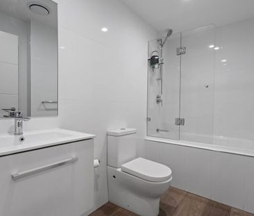 Two bed apartment with stunning city skyline views! - Photo 1