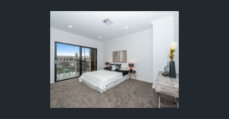 Modern 2 Bedrooms Plus Study Town House In Sought After Location - Photo 5