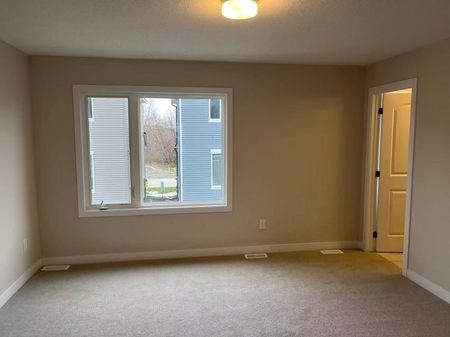 For Lease - 379 Les Emmerson Drive, Barrhaven, Ontario - Photo 5