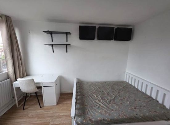 Room in a Shared Flat, Strode Road, N17 - Photo 1