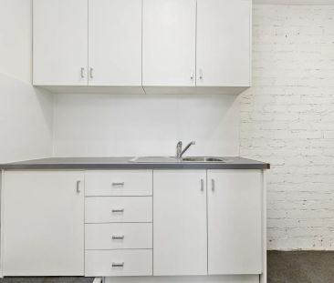 Prime Richmond Living – Hidden Gem in a Coveted Street! - Photo 1