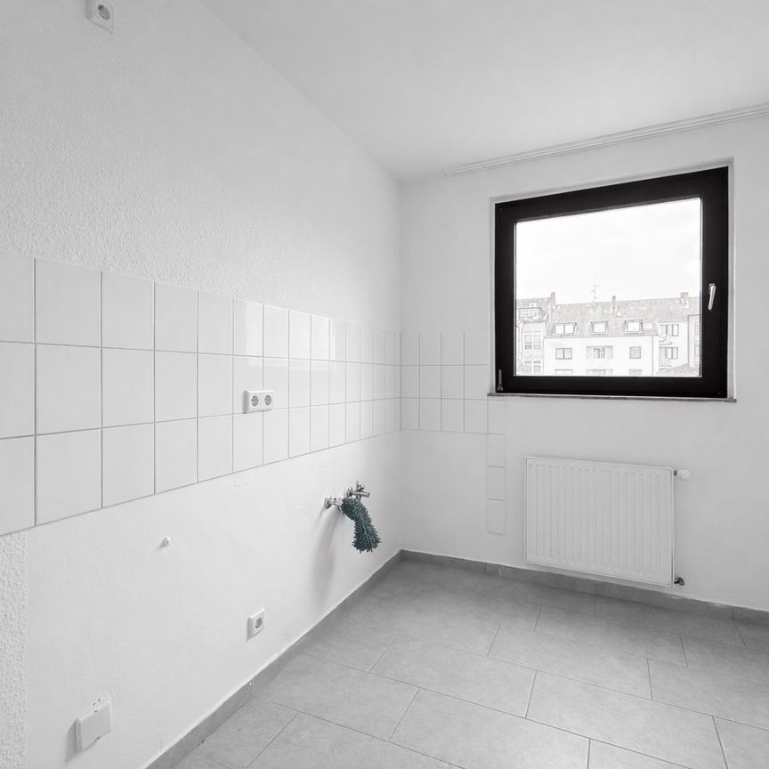 FRISCH RENOVIERTE 4-ZIMMERWOHNUNG MIT BALKON IN KREFELD ZU MIETEN! - Photo 1