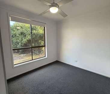 Lovely 3 Bedroom family home walking distance to waterfront - Photo 4