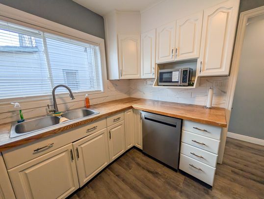 Fully Detached 3 Bedroom House in Welland! - Photo 1