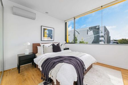 Modern One Bed Apartment with Spacious Balcony & Secure Parking - Photo 5