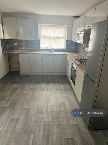 4 bedroom semi-detached house to rent - Photo 5