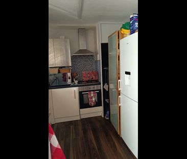 3 Bed Terraced House, Phipps Bridge Road, SW19 - Photo 5