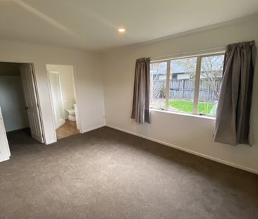 Looking for a spacious and comfy family home in Rototuna? - Photo 2