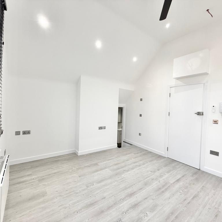 Studio to rent - Photo 1