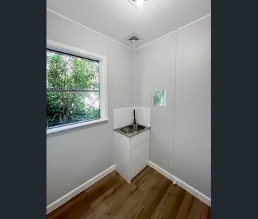 Spacious & Fully Renovated 5-Bedroom Home in Morwell - Photo 1