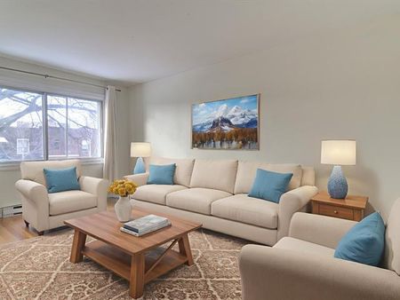 2447 Av. West Hill - Photo 2