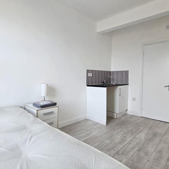 Studio to rent - Photo 1