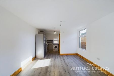 2 bedroom flat to rent - Photo 2