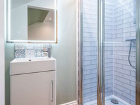 Superior living in this beautifully restored house Room tbc - Photo 5