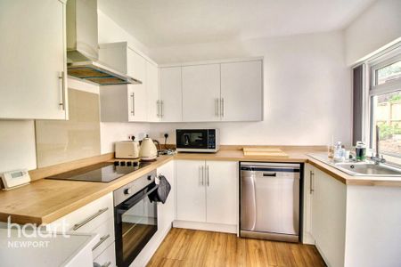 4 bedroom detached house to rent - Photo 3