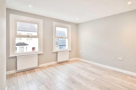 4 bedroom end of terrace house to rent - Photo 3