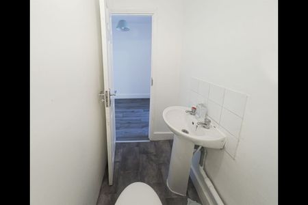 Room in a Shared House, High Road Leytonstone, E11 - Photo 4