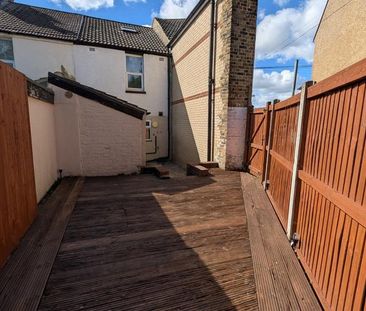 2 bedroom end of terrace house to rent - Photo 4