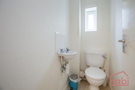 1 bedroom in a flat share to rent - Photo 2