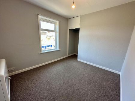 3 bedroom flat to rent - Photo 4