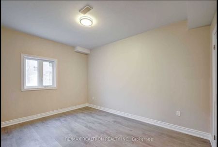 Detached Home For Lease | N8128594 - Photo 2