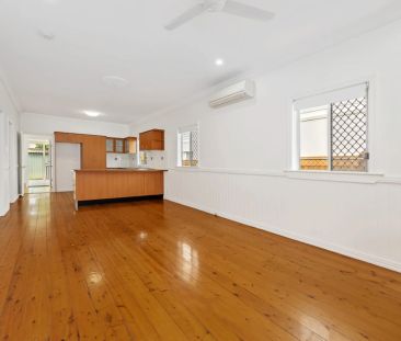 CHARMING THREE BEDROOM COTTAGE - GREAT LOCATION! - Photo 5