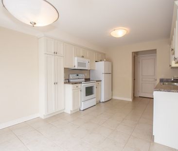 17 Flynn Court, St. Catharines - All Inclusive 3 Bedroom Main Unit - Photo 6