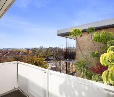 Sunny & Spacious Top-Floor Apartment - Photo 6