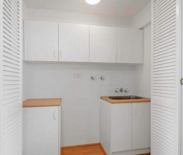 Stylish 2-Bedroom House in Prime Broadbeach Waters Location! - Photo 6