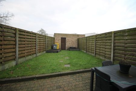 Een gelijkvloers appartement met 2 slaapkamers, tuin en garage. - Foto 2