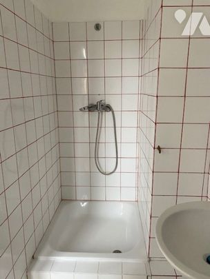 Une maison mitoyenne d'un côté avec jardin, cave et bâtiment - Photo 1