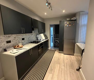 Three bed family house - £1900 - Photo 1