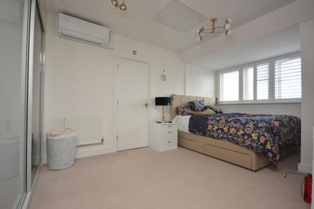 4 bedroom detached house to rent - Photo 2