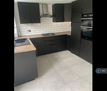 2 bedroom end of terrace house to rent - Photo 5