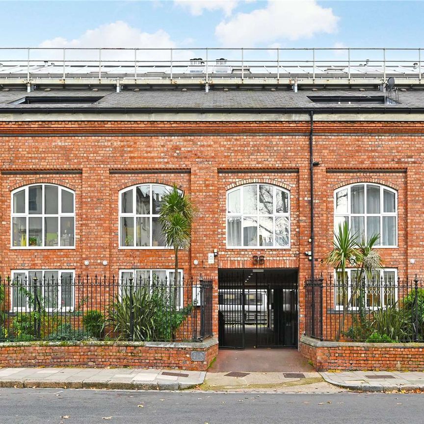 A bright and beautifully presented three bedroom, three bathroom apartment with a south facing terrace. - Photo 1