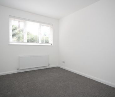 Goldsworth Park, Woking - Photo 2