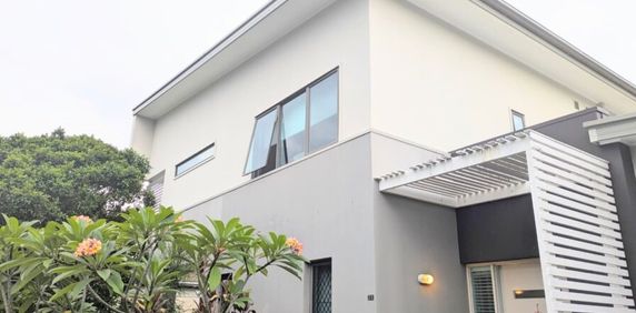 LARGE MODERN TOWNHOME IN PARK HILL ESTATE - MURARRIE - Photo 2