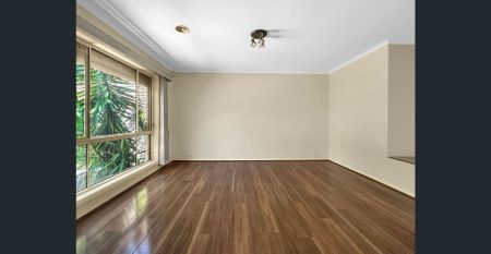 Spacious 5 Bedroom Family Home in Roxburgh Park - Photo 2