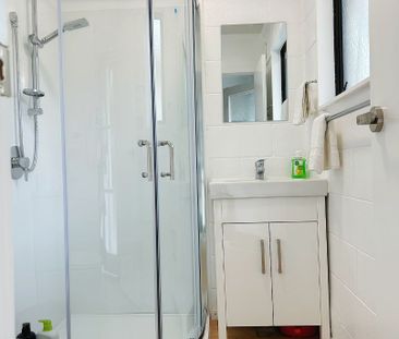 Spacious One-bedroom With Home Office/guest Room – Hamilton CBD - Photo 3