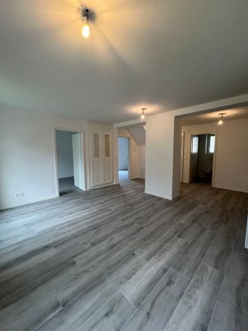 For rent : Fully renovated 3.5-room apartment in small building - Photo 2