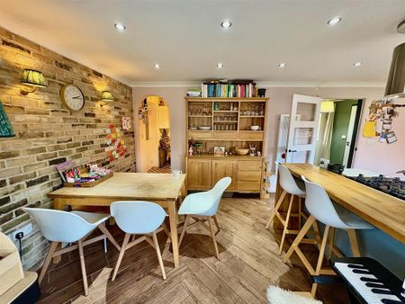 4 bedroom detached house to rent - Photo 3