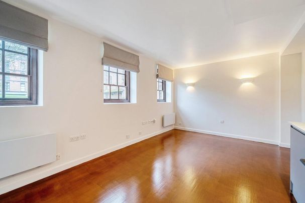 Studio to rent - Photo 1