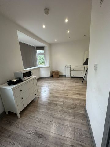 Ground Floor self contained studio flat ideal for couple- 1200 pcm inclusive - Photo 2