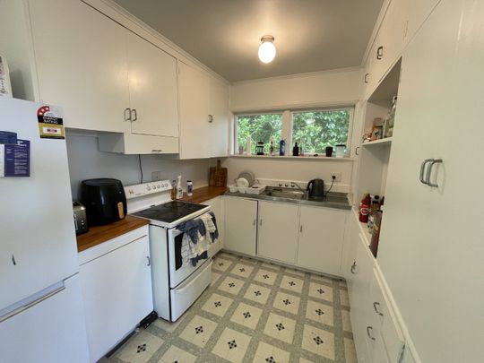 3 Bedrooms in Melrose - Photo 1