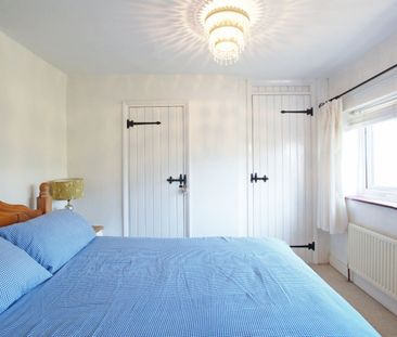 A characterful three-bedroom fisherman’s cottage in Selsey, with ga... - Photo 5