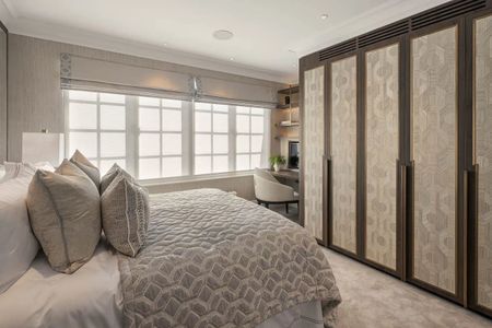A stunning five-bedroom townhouse on Buckingham Place. - Photo 3